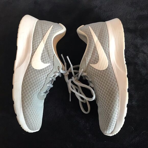 Nike Tanjun Gray / White Sneakers - 7.5 - Picture 4 of 13